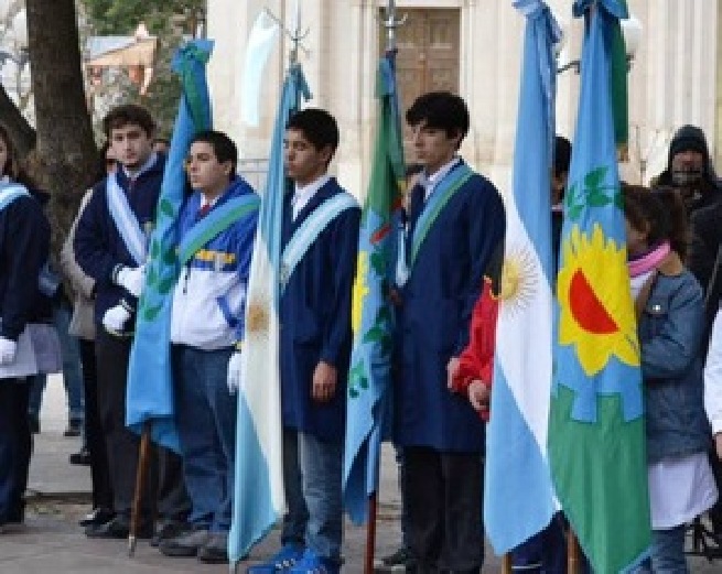 Los edificios públicos deben exhibir la bandera nacional y la provincial