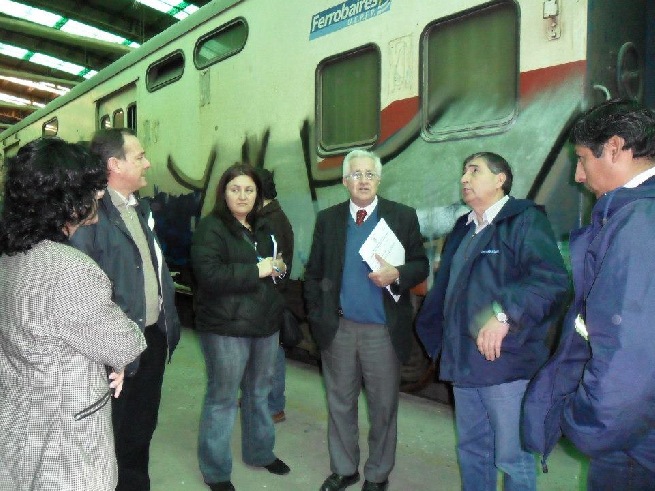 Ricardo Vago visita a un taller de la empresa Ferrobaires